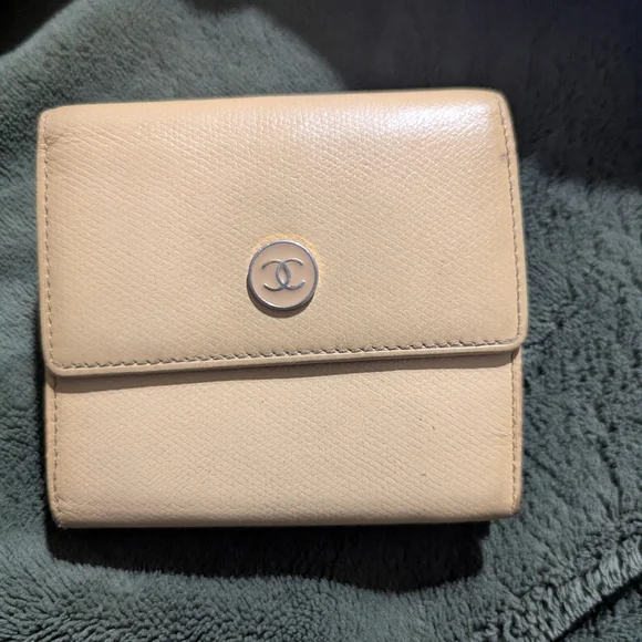 SALE CHANEL AUTHENTIC Cream Leather Compact Wallet with CC Logo Very Beautiful! - Picture 1 of 14